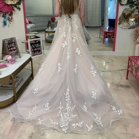 NWT Essense of Australia Wedding Dress - Picture 2 of 10